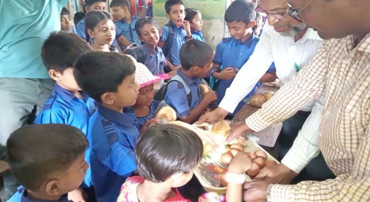 নেছারাবাদে স্কুল ফিডিংয়ের শুরুতেই অনিয়ম, ছোট ডিম ও পচা কলা নিয়ে তোলপাড়