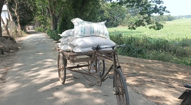 গজারিয়ায় খোলা ভ্যান থেকে সরকারি চাউল উদ্ধার