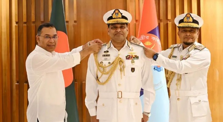 নৌপ্রধানকে ভাইস অ্যাডমিরাল র‌্যাংক ব্যাজ পরিয়ে দিলেন প্রধানমন্ত্রী