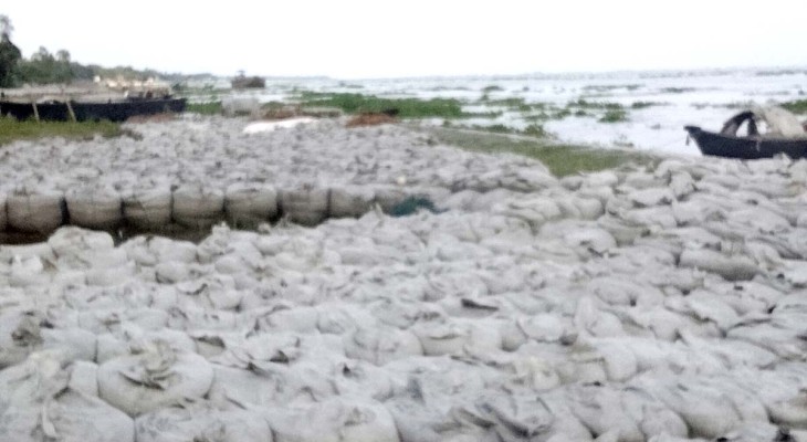 লৌহজংয়ে নদীর তীরে স্থায়ী বেড়িবাঁধের দাবী এলাকাবাসীর 