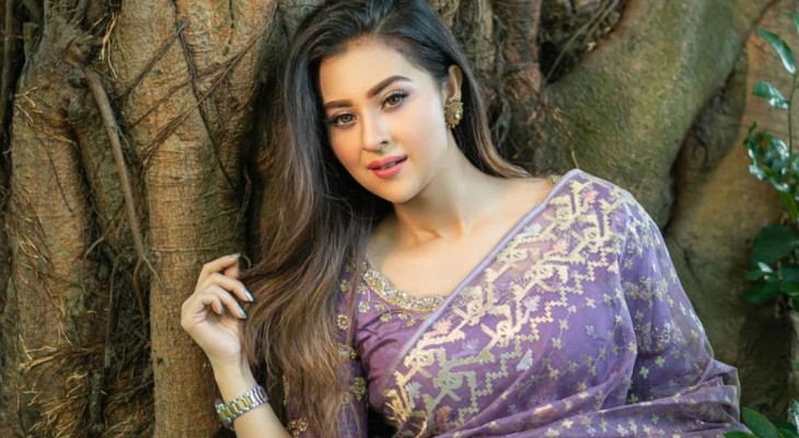 পুরস্কার পেয়ে সবাইকে ধন্যবাদ জানালেন বুবলী
